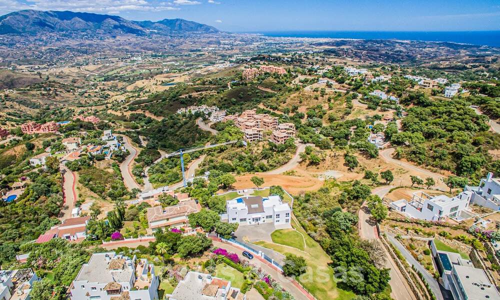 Villa independiente en venta diseñada con arquitectura moderna en una posición elevada con vistas panorámicas a la montaña y al mar, en una exclusiva urbanización en Marbella Este 48028