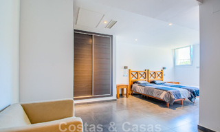 Villa independiente en venta diseñada con arquitectura moderna en una posición elevada con vistas panorámicas a la montaña y al mar, en una exclusiva urbanización en Marbella Este 48030 