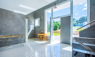 Villa independiente en venta diseñada con arquitectura moderna en una posición elevada con vistas panorámicas a la montaña y al mar, en una exclusiva urbanización en Marbella Este 48036 