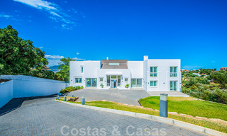 Villa independiente en venta diseñada con arquitectura moderna en una posición elevada con vistas panorámicas a la montaña y al mar, en una exclusiva urbanización en Marbella Este 48037 