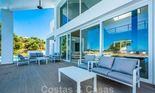Villa independiente en venta diseñada con arquitectura moderna en una posición elevada con vistas panorámicas a la montaña y al mar, en una exclusiva urbanización en Marbella Este 48038 