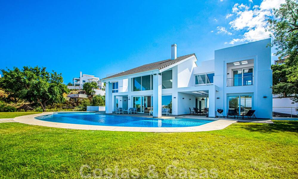 Villa independiente en venta diseñada con arquitectura moderna en una posición elevada con vistas panorámicas a la montaña y al mar, en una exclusiva urbanización en Marbella Este 48039