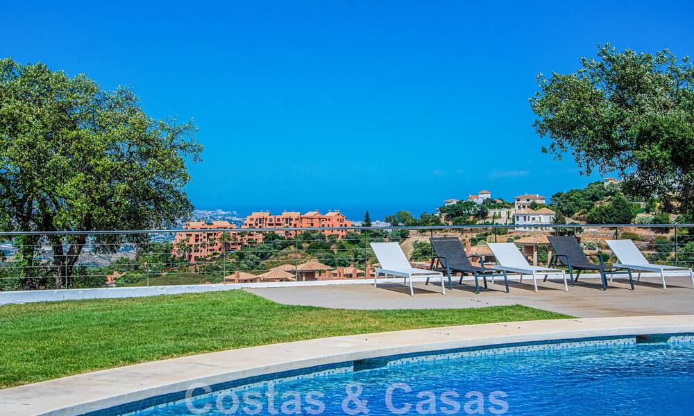 Villa independiente en venta diseñada con arquitectura moderna en una posición elevada con vistas panorámicas a la montaña y al mar, en una exclusiva urbanización en Marbella Este 48040