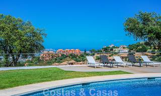 Villa independiente en venta diseñada con arquitectura moderna en una posición elevada con vistas panorámicas a la montaña y al mar, en una exclusiva urbanización en Marbella Este 48040 