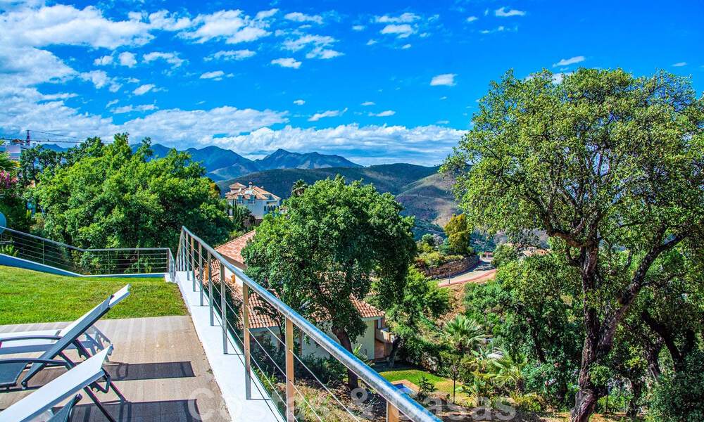 Villa independiente en venta diseñada con arquitectura moderna en una posición elevada con vistas panorámicas a la montaña y al mar, en una exclusiva urbanización en Marbella Este 48041