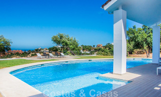 Villa independiente en venta diseñada con arquitectura moderna en una posición elevada con vistas panorámicas a la montaña y al mar, en una exclusiva urbanización en Marbella Este 48042 