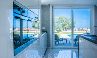 Villa independiente en venta diseñada con arquitectura moderna en una posición elevada con vistas panorámicas a la montaña y al mar, en una exclusiva urbanización en Marbella Este 48043 