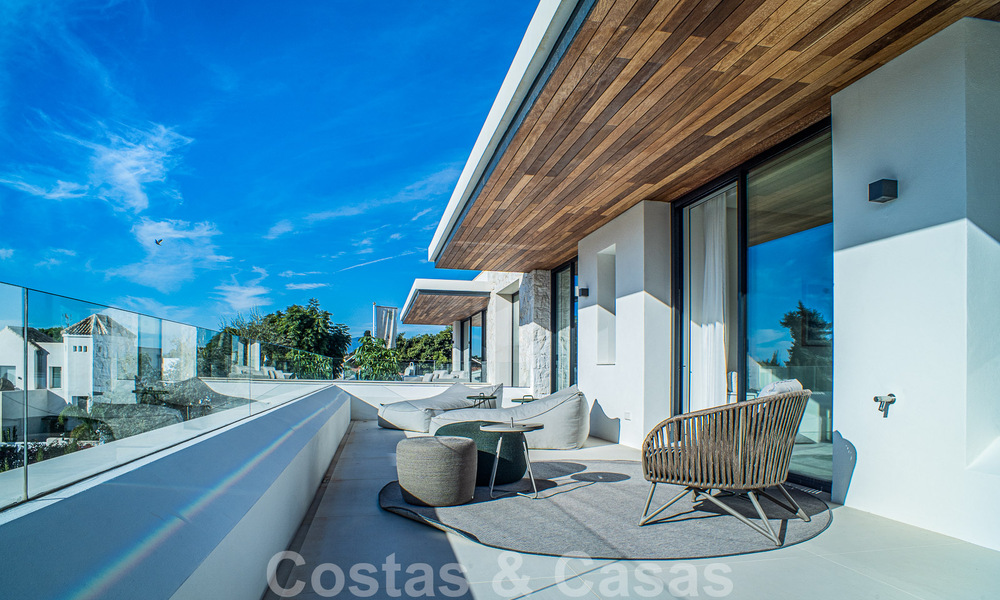 Villa contemporánea de nueva construcción en venta con vistas al mar, situada a poca distancia de la playa en la Milla de Oro de Marbella 50070