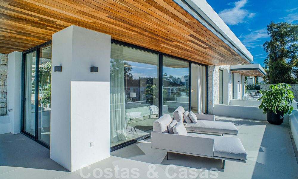 Villa contemporánea de nueva construcción en venta con vistas al mar, situada a poca distancia de la playa en la Milla de Oro de Marbella 50071
