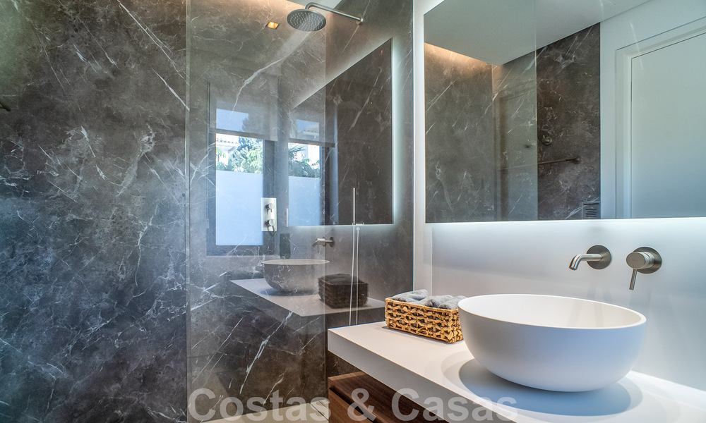 Villa contemporánea de nueva construcción en venta con vistas al mar, situada a poca distancia de la playa en la Milla de Oro de Marbella 50075