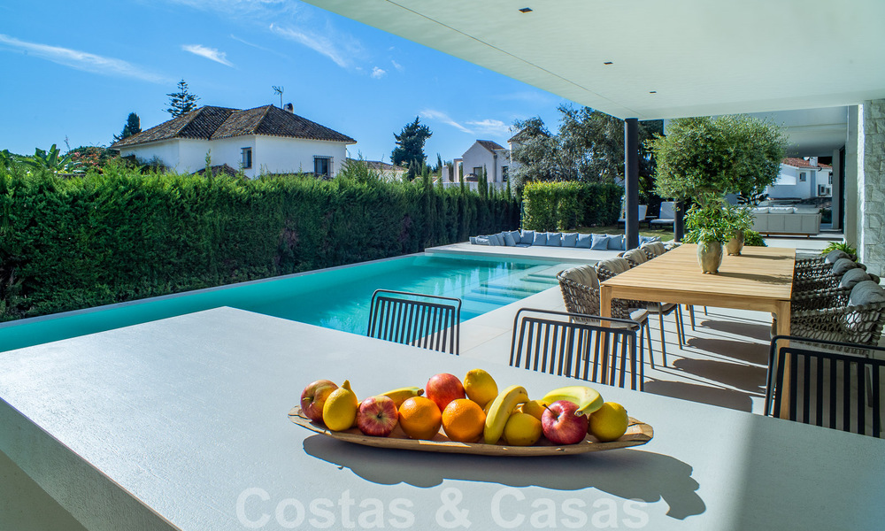 Villa contemporánea de nueva construcción en venta con vistas al mar, situada a poca distancia de la playa en la Milla de Oro de Marbella 50078