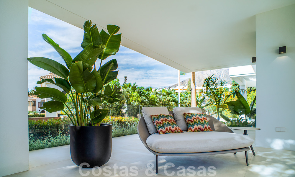 Villa contemporánea de nueva construcción en venta con vistas al mar, situada a poca distancia de la playa en la Milla de Oro de Marbella 50080