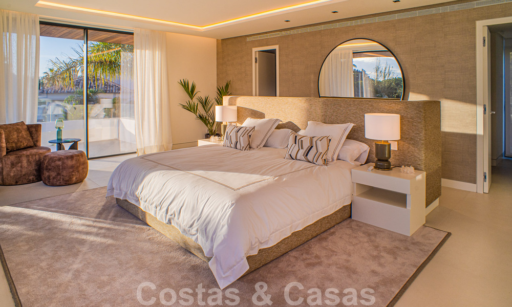 Villa contemporánea de nueva construcción en venta con vistas al mar, situada a poca distancia de la playa en la Milla de Oro de Marbella 50082