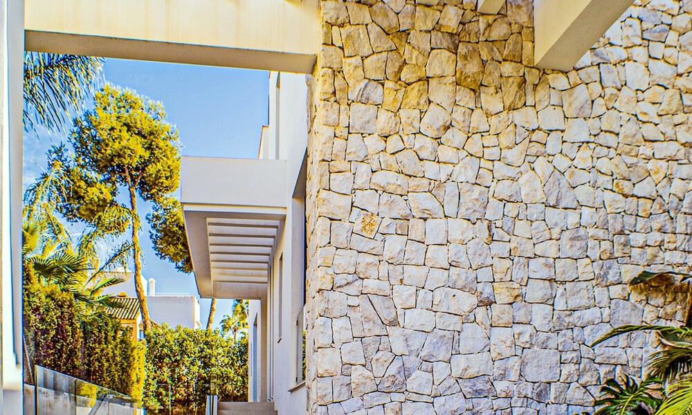 Villa contemporánea de nueva construcción en venta con vistas al mar, situada a poca distancia de la playa en la Milla de Oro de Marbella 50086