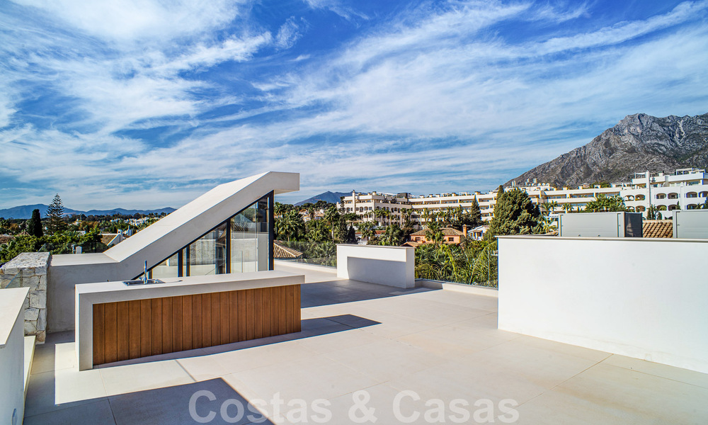 Villa contemporánea de nueva construcción en venta con vistas al mar, situada a poca distancia de la playa en la Milla de Oro de Marbella 50092