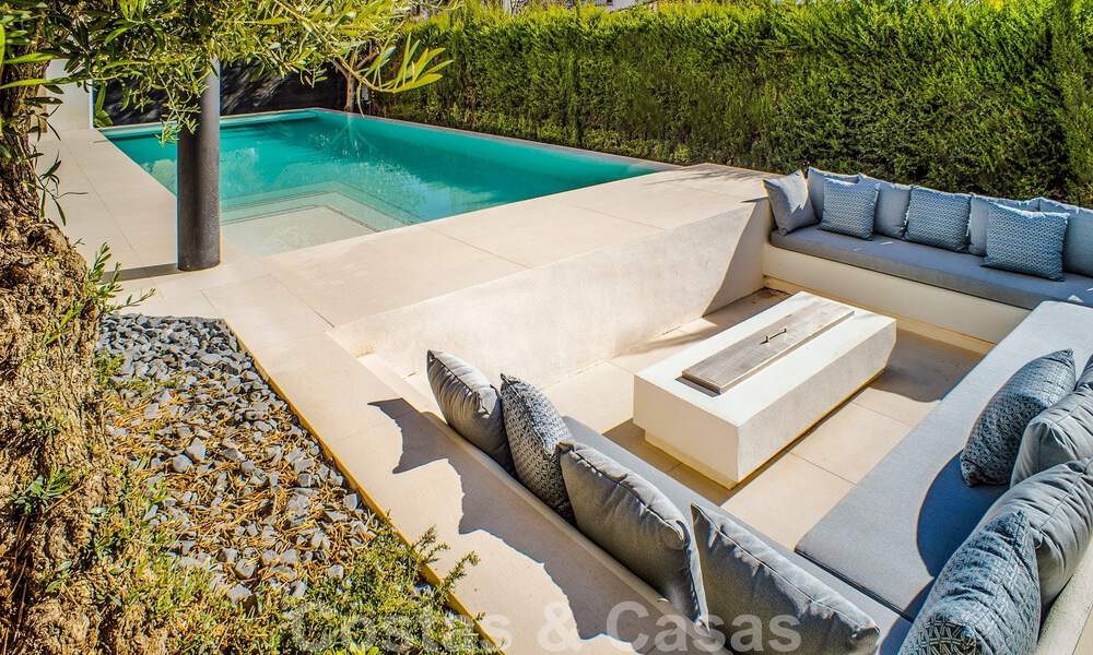 Villa contemporánea de nueva construcción en venta con vistas al mar, situada a poca distancia de la playa en la Milla de Oro de Marbella 50093