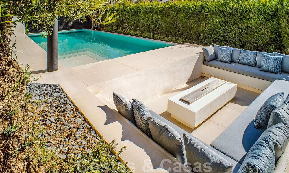 Villa contemporánea de nueva construcción en venta con vistas al mar, situada a poca distancia de la playa en la Milla de Oro de Marbella 50093