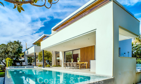 Villa contemporánea de nueva construcción en venta con vistas al mar, situada a poca distancia de la playa en la Milla de Oro de Marbella 50094
