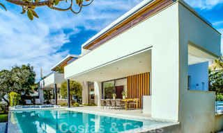 Villa contemporánea de nueva construcción en venta con vistas al mar, situada a poca distancia de la playa en la Milla de Oro de Marbella 50094 