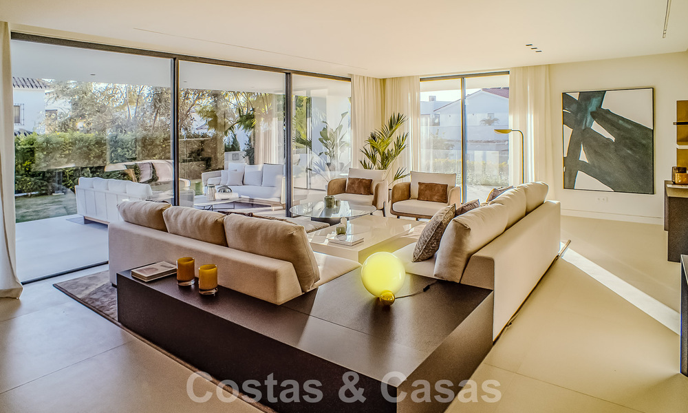 Villa contemporánea de nueva construcción en venta con vistas al mar, situada a poca distancia de la playa en la Milla de Oro de Marbella 50096