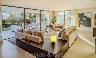Villa contemporánea de nueva construcción en venta con vistas al mar, situada a poca distancia de la playa en la Milla de Oro de Marbella 50096 
