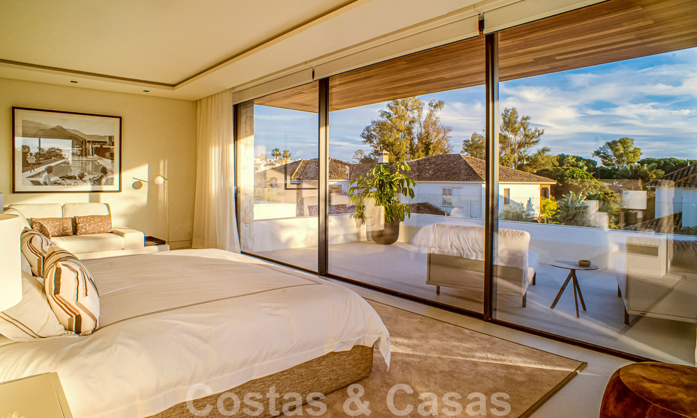 Villa contemporánea de nueva construcción en venta con vistas al mar, situada a poca distancia de la playa en la Milla de Oro de Marbella 50099