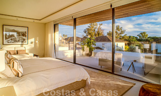 Villa contemporánea de nueva construcción en venta con vistas al mar, situada a poca distancia de la playa en la Milla de Oro de Marbella 50099 