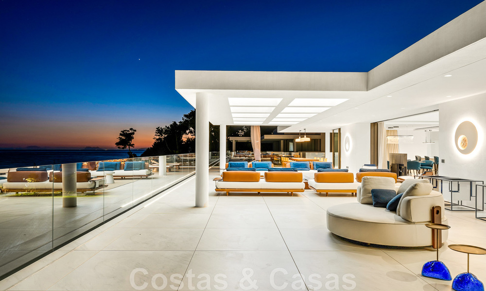 Moderno ático de lujo en venta, listo para entrar a vivir, en primera línea de playa, con vistas abiertas al mar, entre Marbella y Estepona 48211