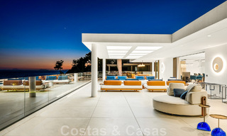 Moderno ático de lujo en venta, listo para entrar a vivir, en primera línea de playa, con vistas abiertas al mar, entre Marbella y Estepona 48211 