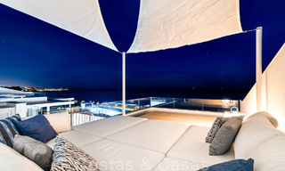 Moderno ático de lujo en venta, listo para entrar a vivir, en primera línea de playa, con vistas abiertas al mar, entre Marbella y Estepona 48218 
