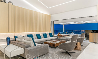 Moderno ático de lujo en venta, listo para entrar a vivir, en primera línea de playa, con vistas abiertas al mar, entre Marbella y Estepona 48230 