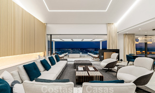 Moderno ático de lujo en venta, listo para entrar a vivir, en primera línea de playa, con vistas abiertas al mar, entre Marbella y Estepona 48231 