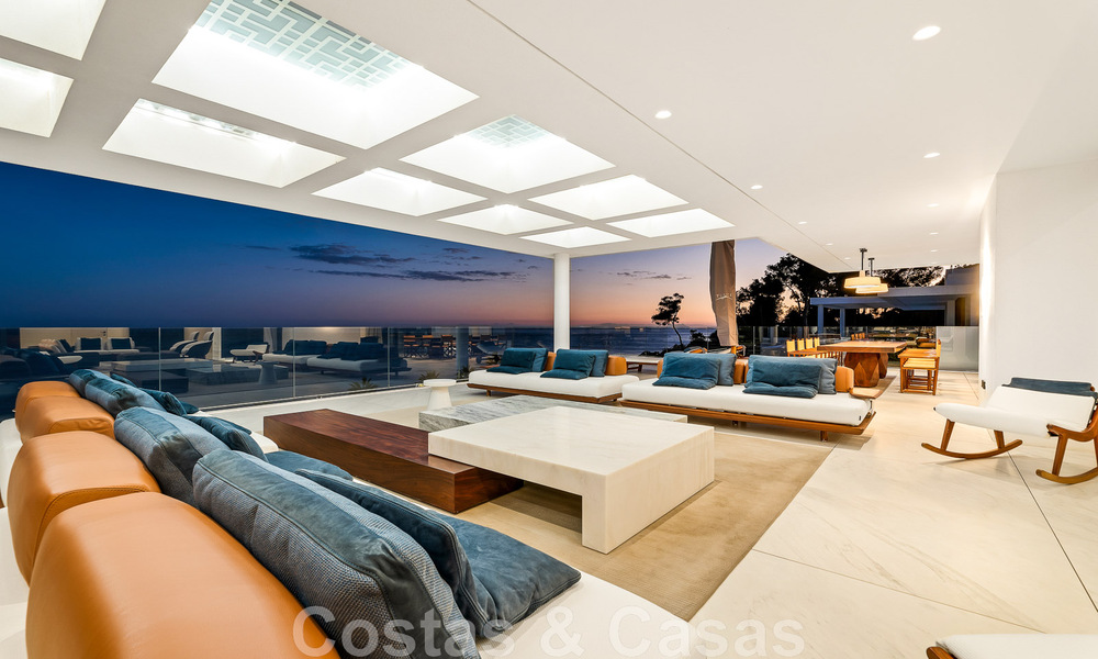 Moderno ático de lujo en venta, listo para entrar a vivir, en primera línea de playa, con vistas abiertas al mar, entre Marbella y Estepona 48235