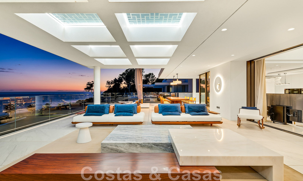 Moderno ático de lujo en venta, listo para entrar a vivir, en primera línea de playa, con vistas abiertas al mar, entre Marbella y Estepona 48236