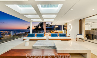 Moderno ático de lujo en venta, listo para entrar a vivir, en primera línea de playa, con vistas abiertas al mar, entre Marbella y Estepona 48236 