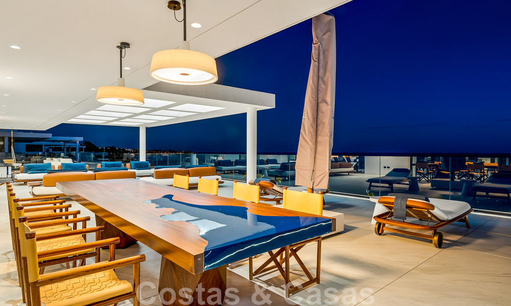 Moderno ático de lujo en venta, listo para entrar a vivir, en primera línea de playa, con vistas abiertas al mar, entre Marbella y Estepona 48238