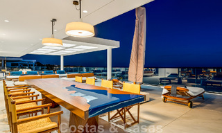 Moderno ático de lujo en venta, listo para entrar a vivir, en primera línea de playa, con vistas abiertas al mar, entre Marbella y Estepona 48238 