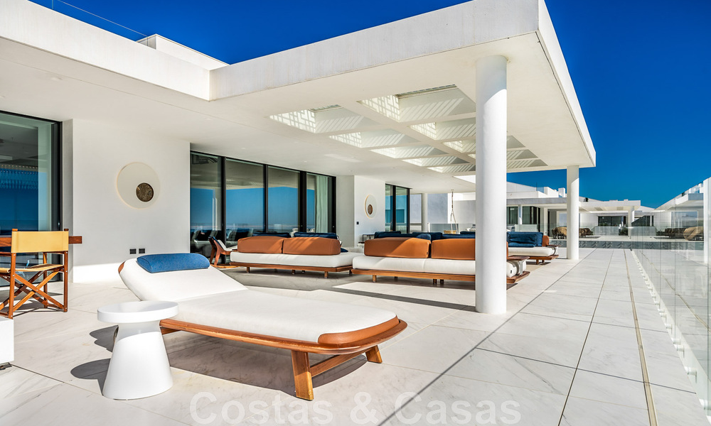 Moderno ático de lujo en venta, listo para entrar a vivir, en primera línea de playa, con vistas abiertas al mar, entre Marbella y Estepona 48242