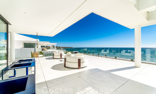Moderno ático de lujo en venta, listo para entrar a vivir, en primera línea de playa, con vistas abiertas al mar, entre Marbella y Estepona 48243 