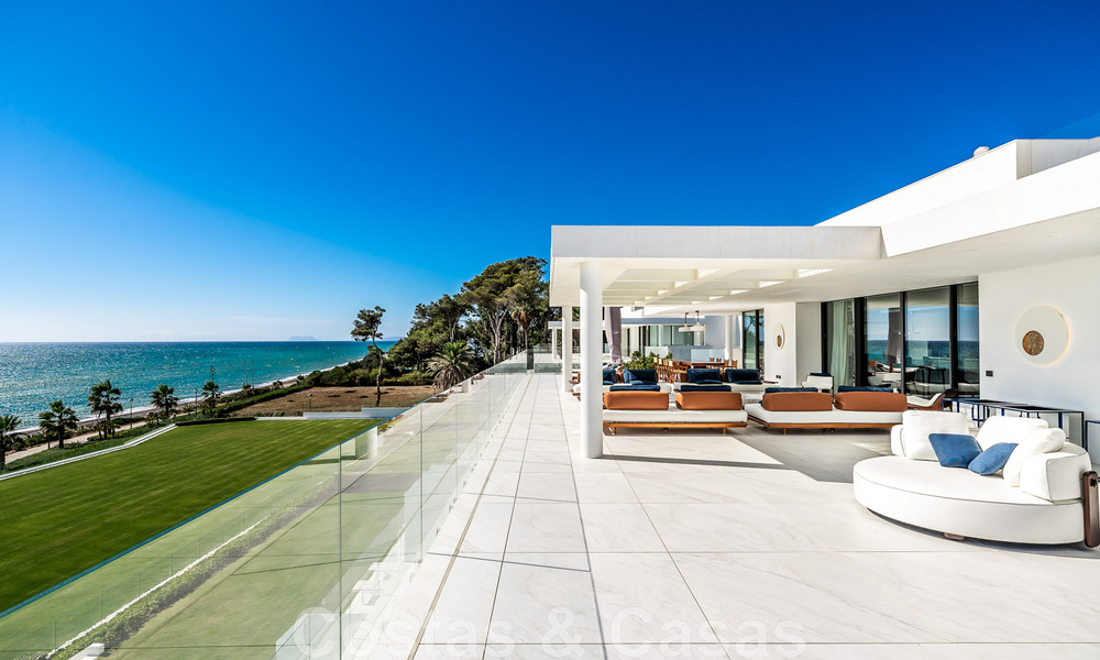 Moderno ático de lujo en venta, listo para entrar a vivir, en primera línea de playa, con vistas abiertas al mar, entre Marbella y Estepona 48245