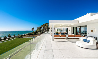 Moderno ático de lujo en venta, listo para entrar a vivir, en primera línea de playa, con vistas abiertas al mar, entre Marbella y Estepona 48245 