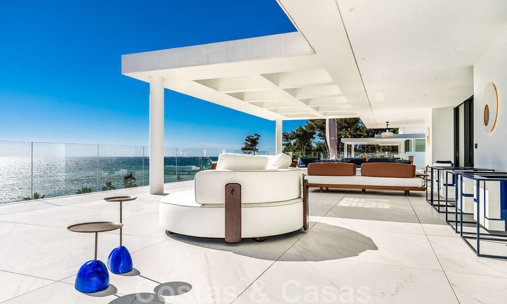 Moderno ático de lujo en venta, listo para entrar a vivir, en primera línea de playa, con vistas abiertas al mar, entre Marbella y Estepona 48246