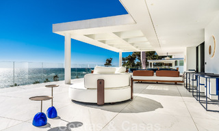 Moderno ático de lujo en venta, listo para entrar a vivir, en primera línea de playa, con vistas abiertas al mar, entre Marbella y Estepona 48246 
