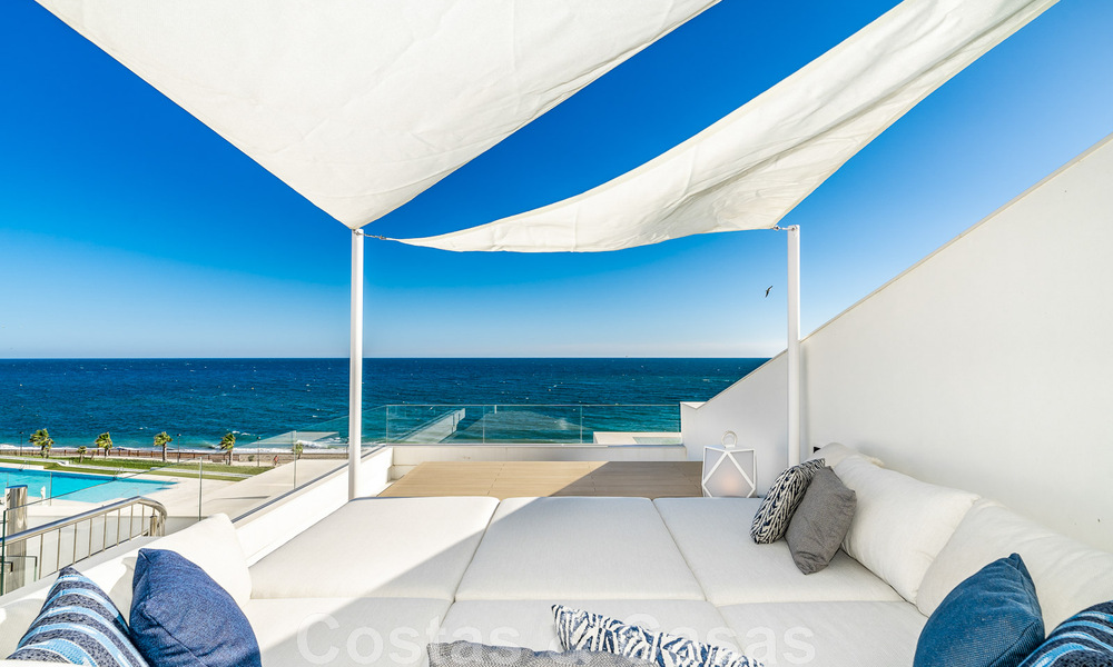 Moderno ático de lujo en venta, listo para entrar a vivir, en primera línea de playa, con vistas abiertas al mar, entre Marbella y Estepona 48247