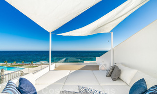 Moderno ático de lujo en venta, listo para entrar a vivir, en primera línea de playa, con vistas abiertas al mar, entre Marbella y Estepona 48247 