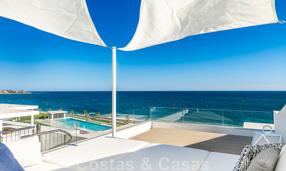 Moderno ático de lujo en venta, listo para entrar a vivir, en primera línea de playa, con vistas abiertas al mar, entre Marbella y Estepona 48248
