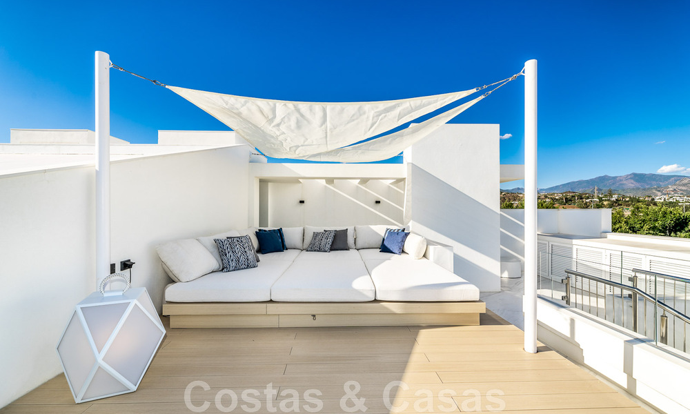 Moderno ático de lujo en venta, listo para entrar a vivir, en primera línea de playa, con vistas abiertas al mar, entre Marbella y Estepona 48249