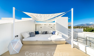 Moderno ático de lujo en venta, listo para entrar a vivir, en primera línea de playa, con vistas abiertas al mar, entre Marbella y Estepona 48249 