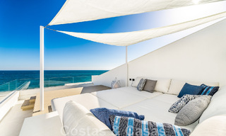 Moderno ático de lujo en venta, listo para entrar a vivir, en primera línea de playa, con vistas abiertas al mar, entre Marbella y Estepona 48250 