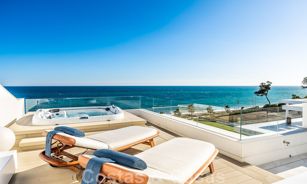 Moderno ático de lujo en venta, listo para entrar a vivir, en primera línea de playa, con vistas abiertas al mar, entre Marbella y Estepona 48251